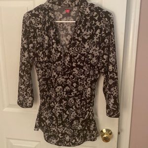 Vince Camuto  print V-neck 3/4 top medium. Rouched sides
